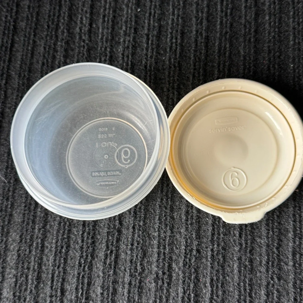 Rubbermaid Servin Saver 1 Cup 235mL Round Food Storage Container Almond Lid 0018